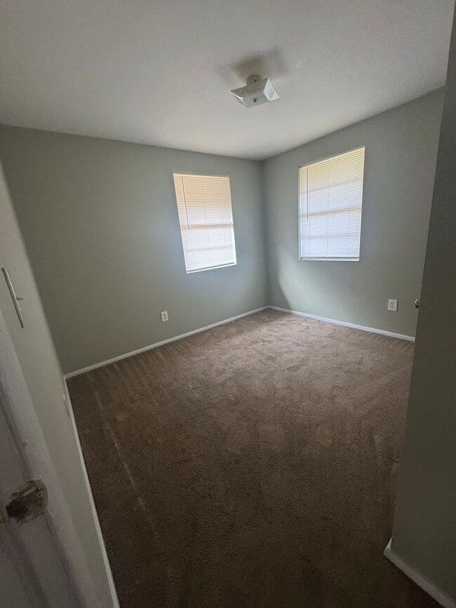 Building Photo - 907 Aelise St