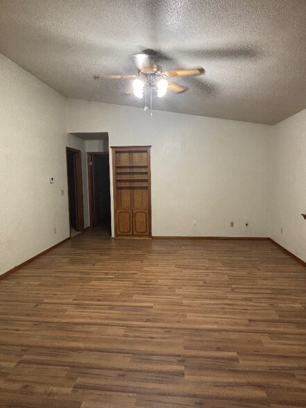 Building Photo - 11500 Canyon Oaks Dr