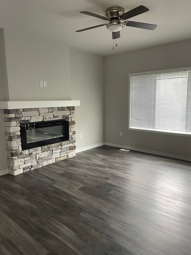 Building Photo - FREE RENT SPECIAL!  3 bedroom 3 bathroom S...