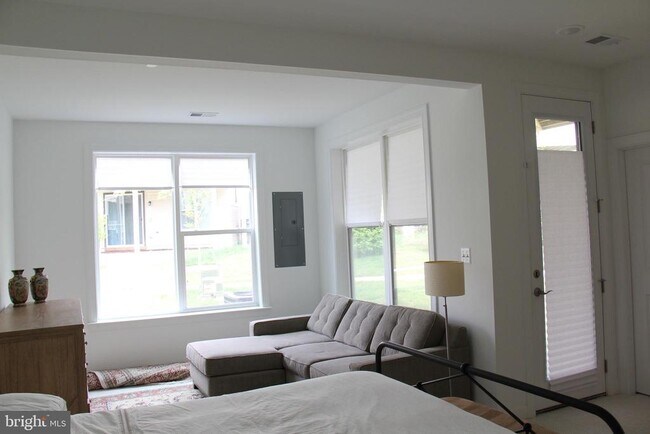 Building Photo - 4975 Longmire Wy