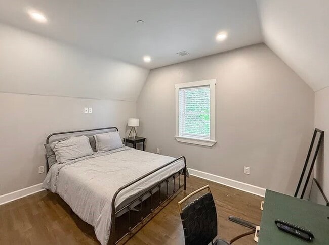 Building Photo - 468 Salem St