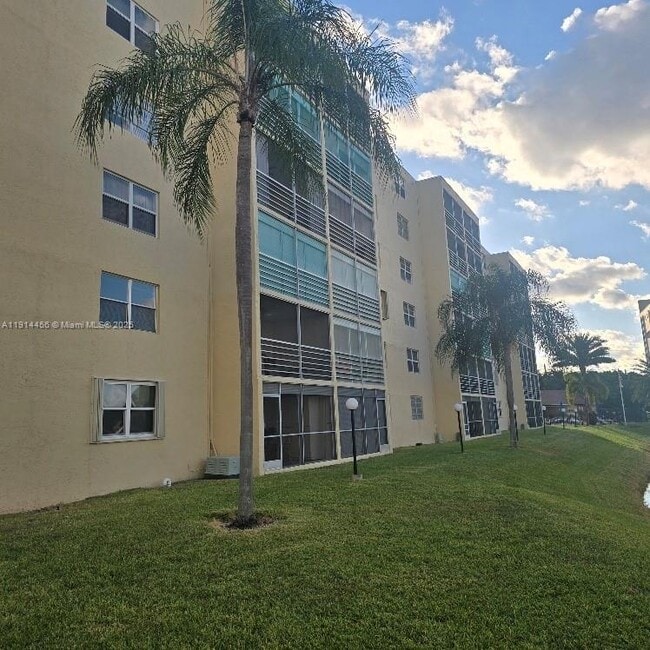 Building Photo - 200 SE 5th Ave