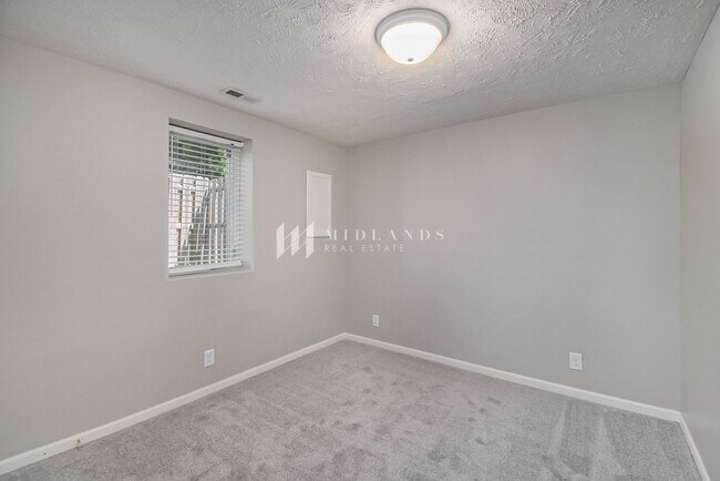 Building Photo - Multi-Level Elkhorn Home