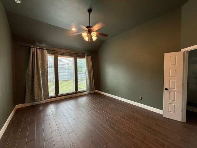 Building Photo - 528 Evergreen Rd