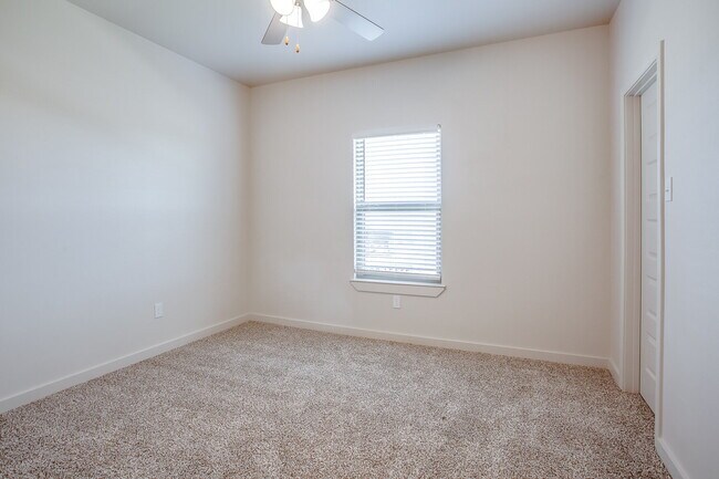 Building Photo - Beautiful New Townhome Located South of To...