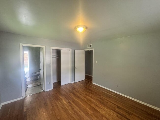 Building Photo - 1416 E Sedgefield Dr