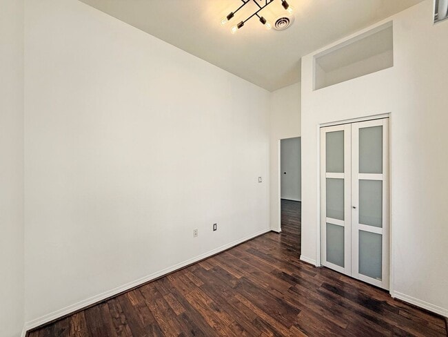 Building Photo - Modern Downtown Condo – 2BR/1BA in the Hea...