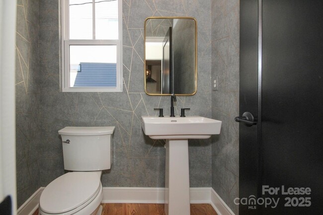 Building Photo - 1110 Greenleaf Ave