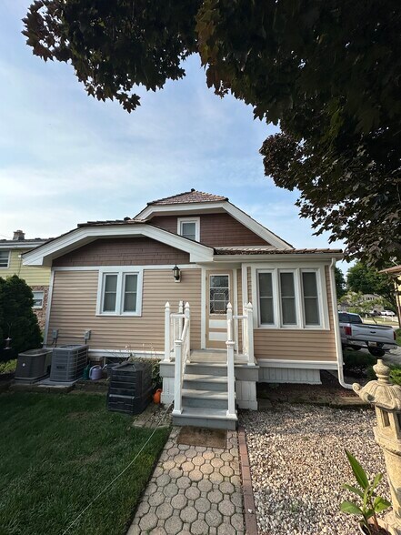Building Photo - 9036 W Howard Ave