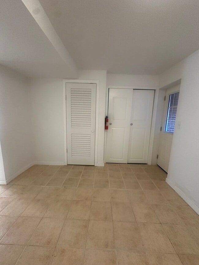 Building Photo - Modern Basement Unti 1 Bedroom/1 Bath, Recently renovated, new stainless steel appliances, floori...