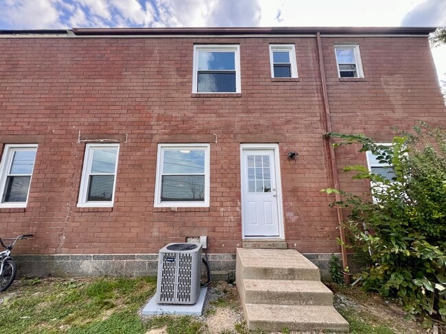 Building Photo - JUST Renovated! - 3 Bedroom 1 Bathroom - C...