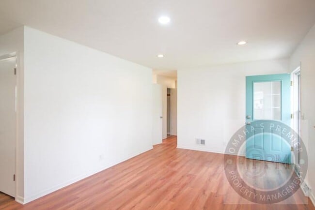 Building Photo - Spacious 3 Bedroom / 1 Bathroom Home in Be...