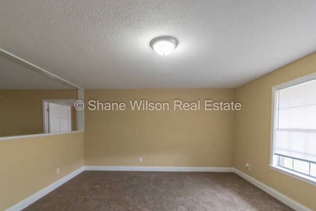 Building Photo - Large 4 BR / 2.5 BA homefor lease in Rossv...