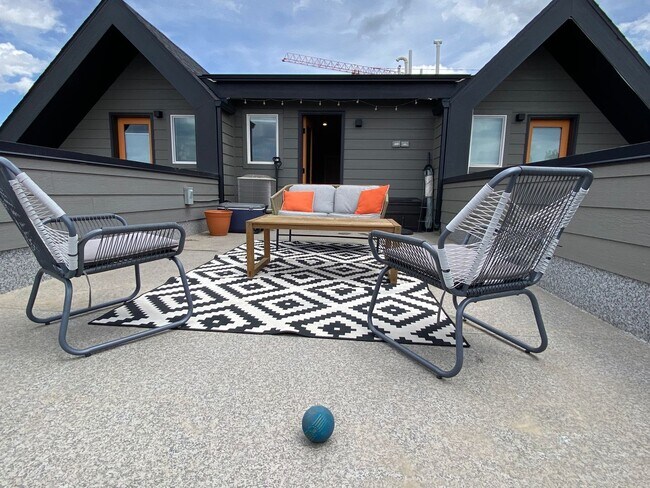 Building Photo - Modern 2 Bed | 3.5 Bath Townhome with Bonu...