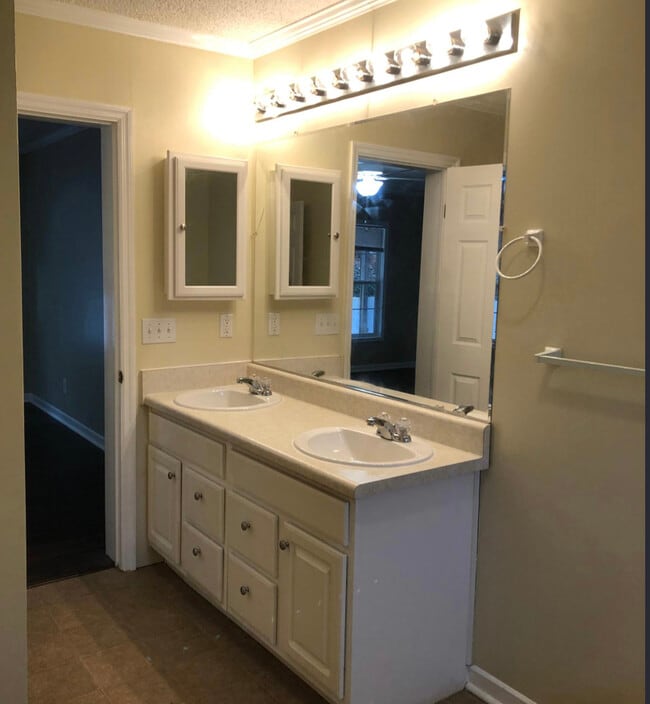 Main bathroom - 124 Kent St