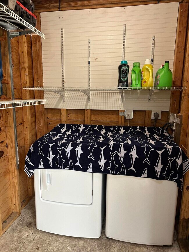 Building Photo - 4942 Dillon St