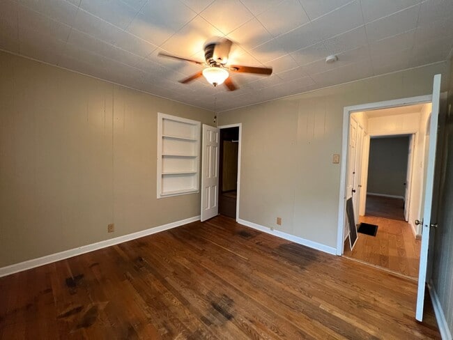 Building Photo - Available Mid-May 4 Bedroom / 1.5 Bathroom for Rent