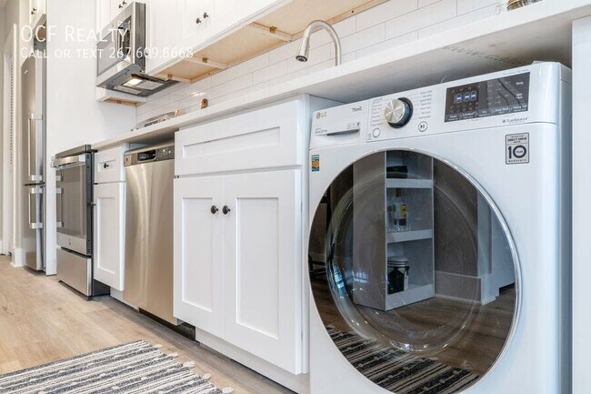 Building Photo - 2825 W Girard Ave