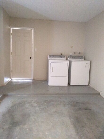 Building Photo - 6917 Alto Rey Ave Apt A
