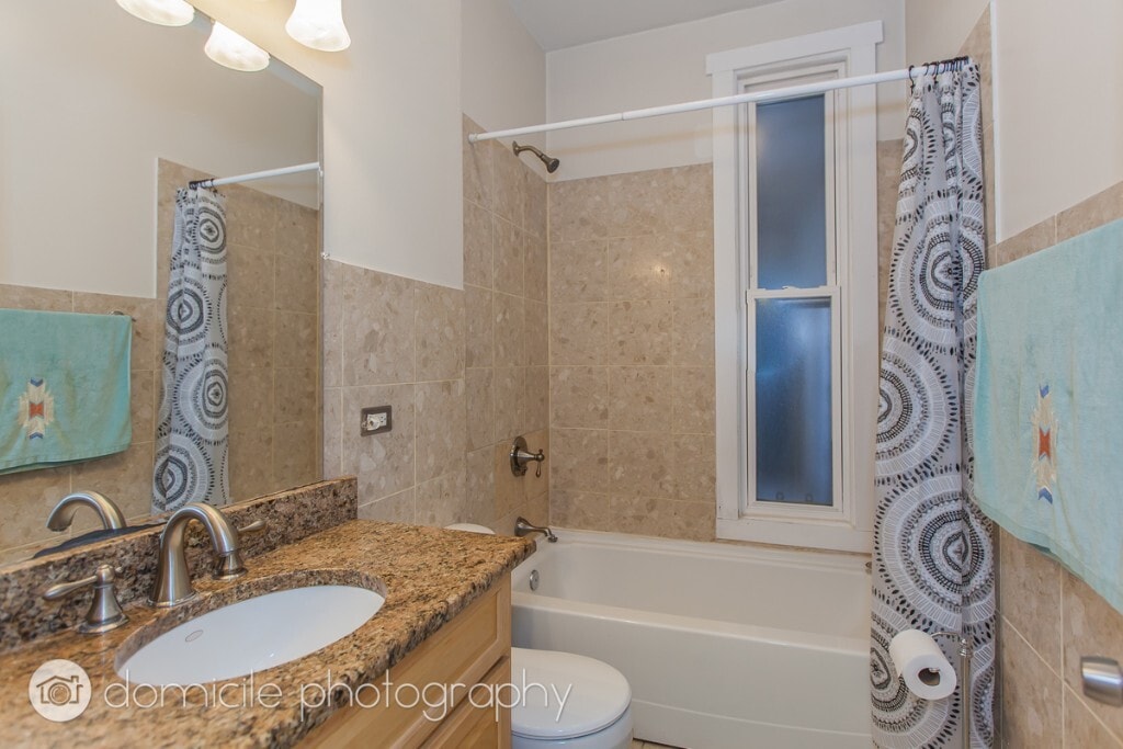 Building Photo - 828 W Buckingham Pl