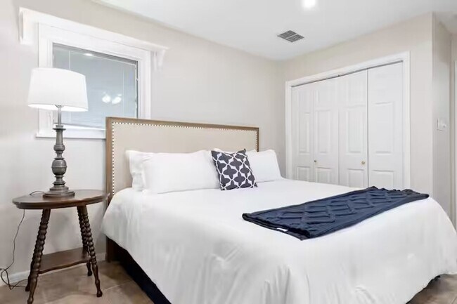 Building Photo - 3 Bed, 3 Bath Home with Expansive Kitchen, Two Living Areas & Private Suite
