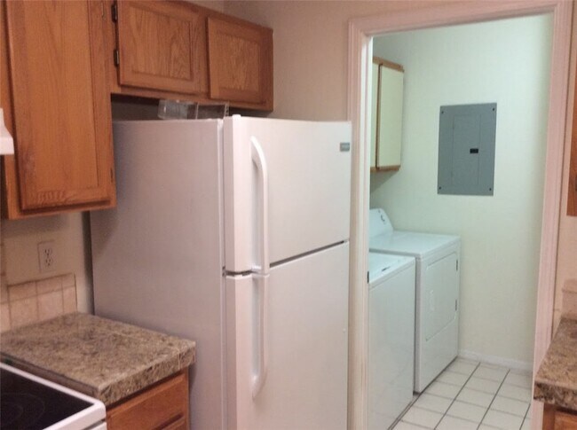 Building Photo - 2082 E Farr Ln