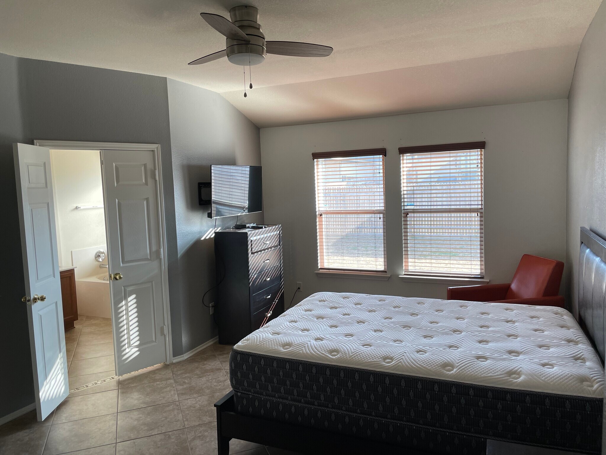 Master bedroom - 4606 Lookout Mountain Ln