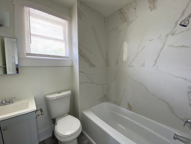 Building Photo - 18th Ave S Triplex