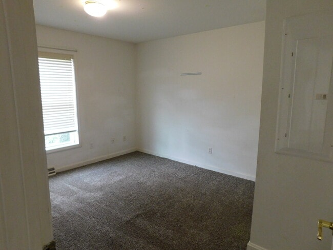 Building Photo - Ranch Style Private Entry Duplex