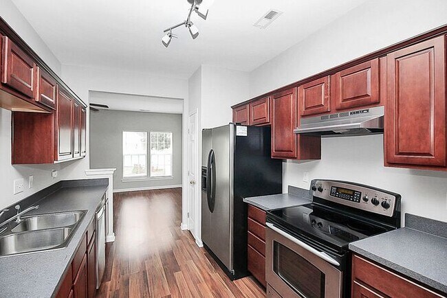 Building Photo - 2BD/2.5BA End Unit Townhome in Blakeney Greens!