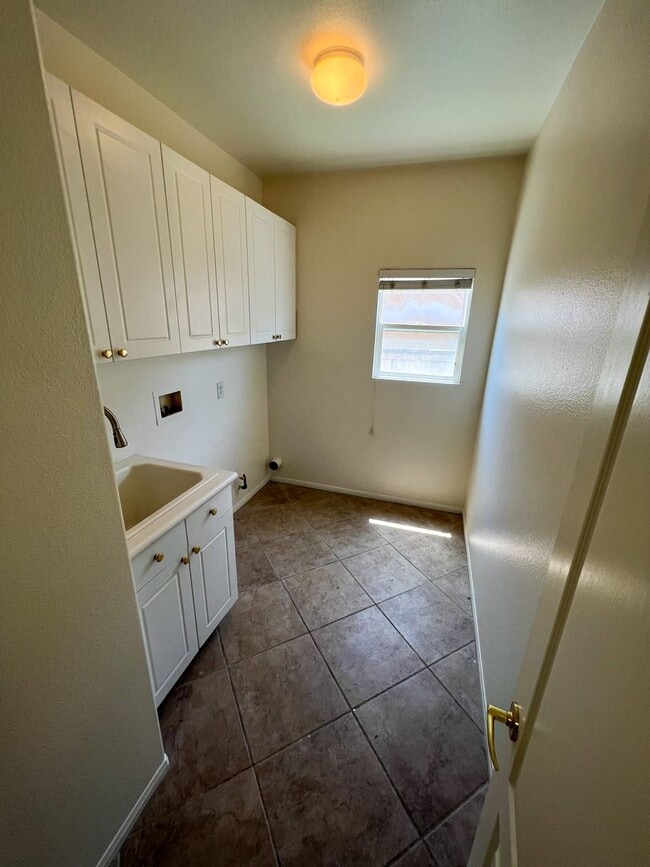 Building Photo - Spacious 5 Bedroom 3 Bathroom Home with 3 ...