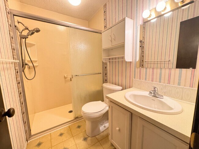 Building Photo - 3 bed 1 bath, Small Town Living!