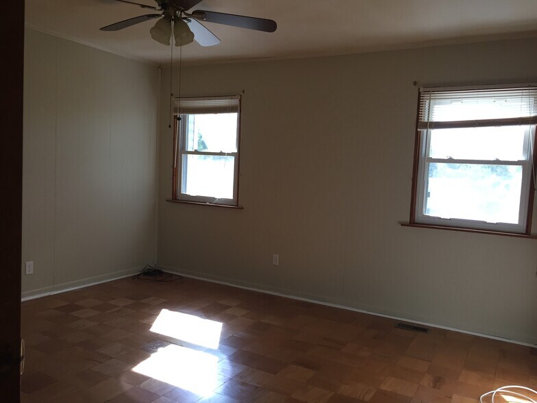 Building Photo - 570 Jamestown Ct