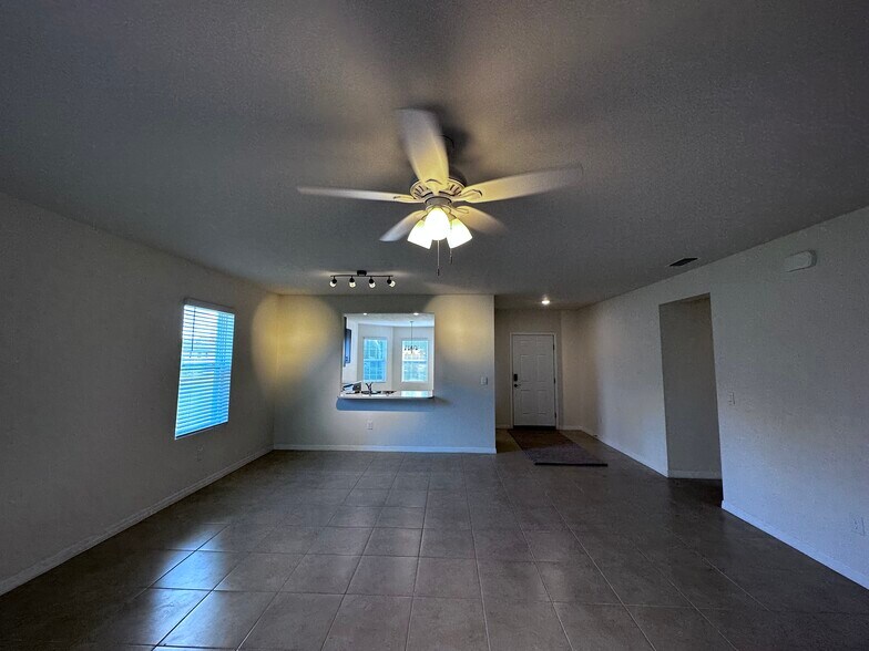 Building Photo - 636 SW 19th Ave