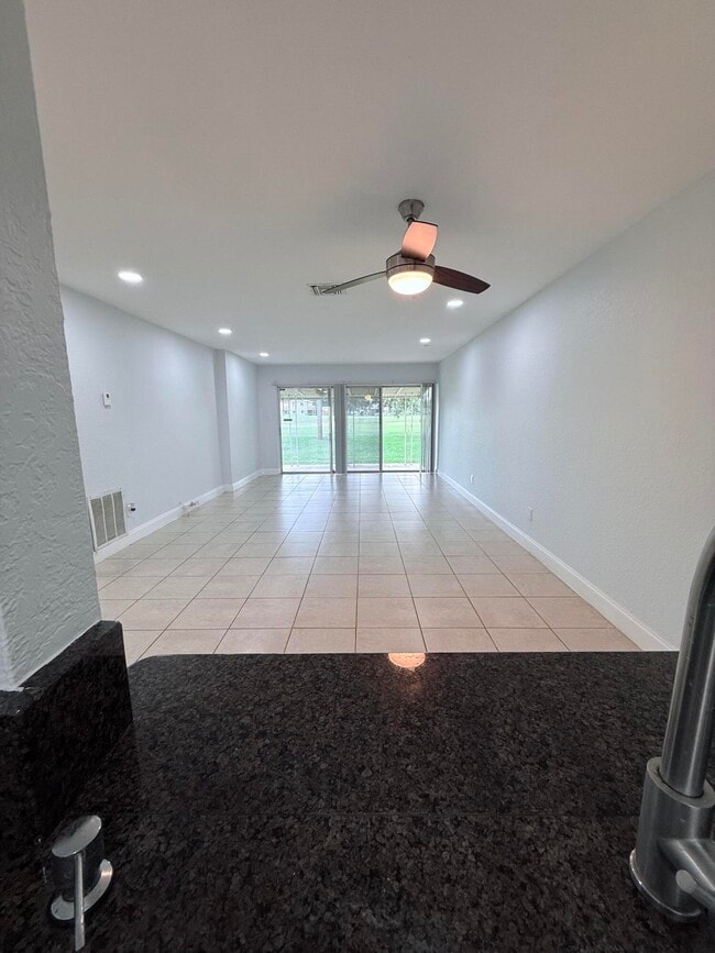 Building Photo - 9640 Oakburst Ln