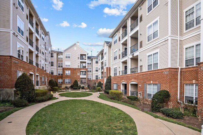Building Photo - Modern Condo Living with Balcony and Great Location