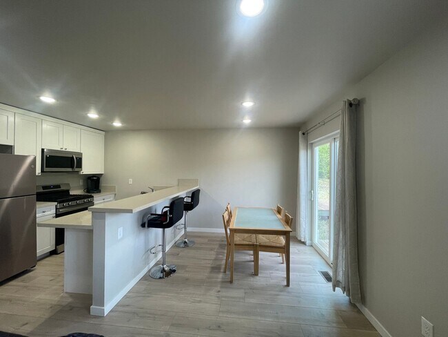 Building Photo - 2251 Ridgewood Dr