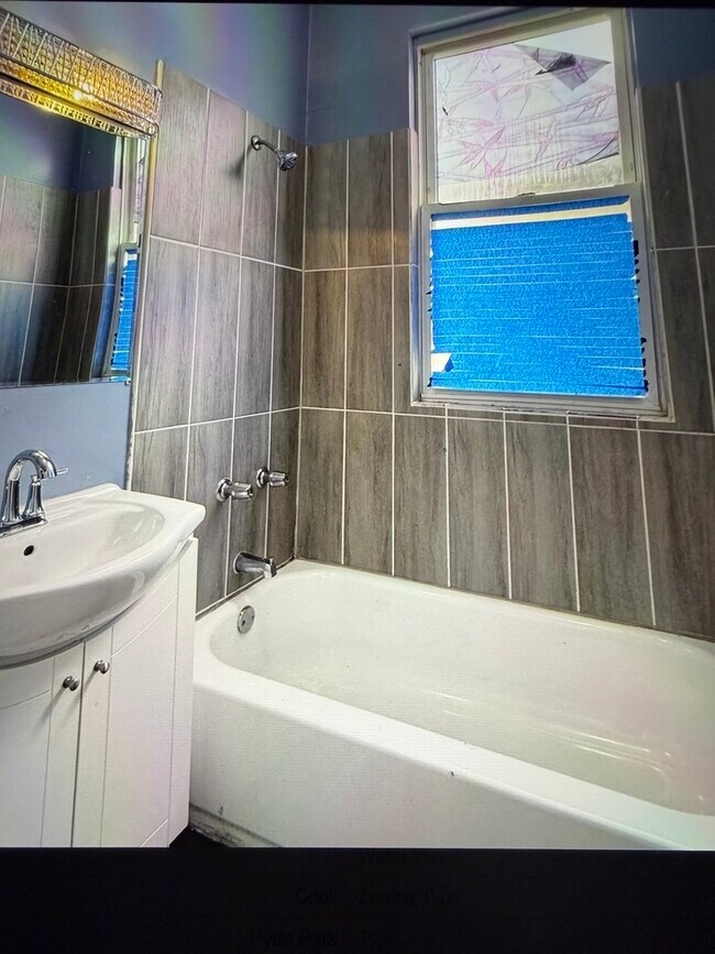 Building Photo - 5943 S Indiana Ave