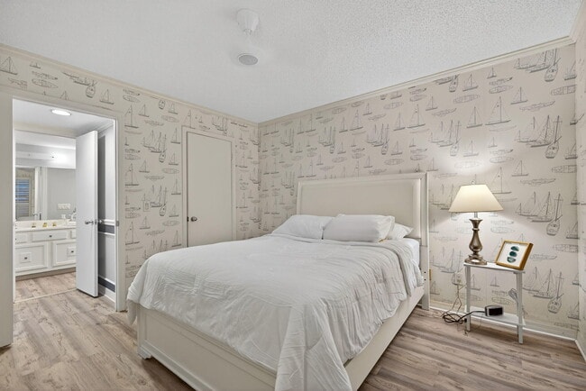 Building Photo - 390 NE Edgewater Dr