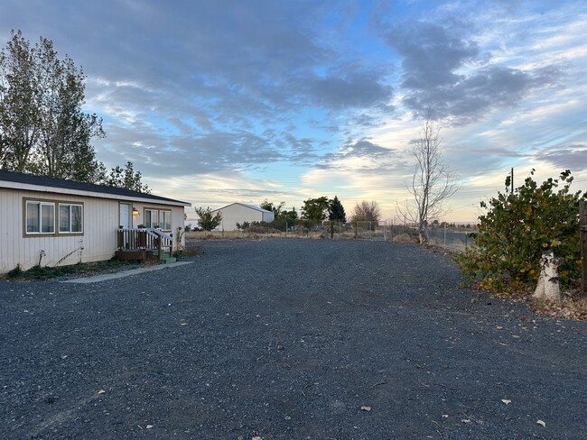 Building Photo - 2 bed 2 bath on acreage in Ephrata