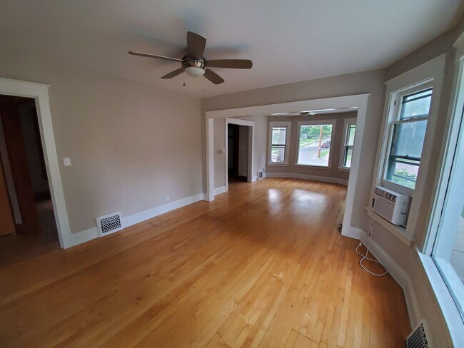 Building Photo - Updated 2 Bedroom + Den House in Downtown Madison!