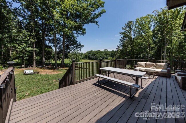 Building Photo - 8511 Viking Dr