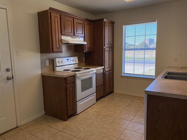 Building Photo - 3 bed 2 bath home, large backyard!