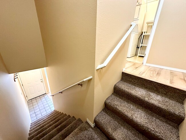 Building Photo - 2 Bedroom 1.5 Bath Townhome for Rent with ...