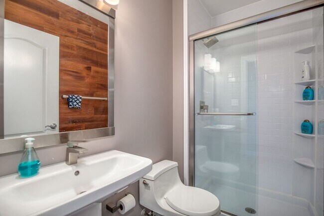 Building Photo - Beautiful Clayton Condo