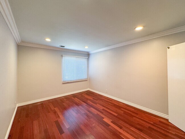 Building Photo - 3Bd 2Ba House in Hawthorne w/backyard 2 car garage