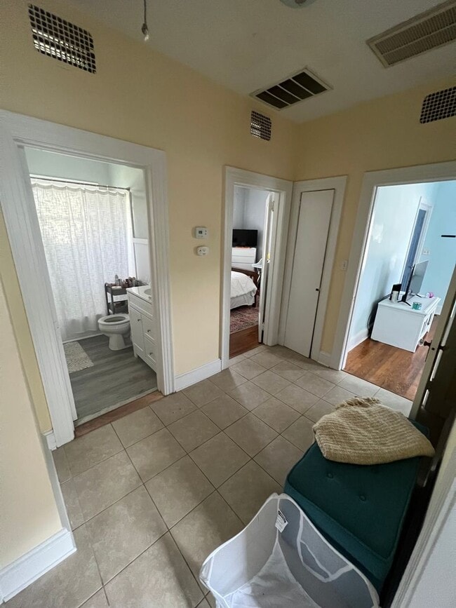 Building Photo - 2 bedroom Grid House for rent!