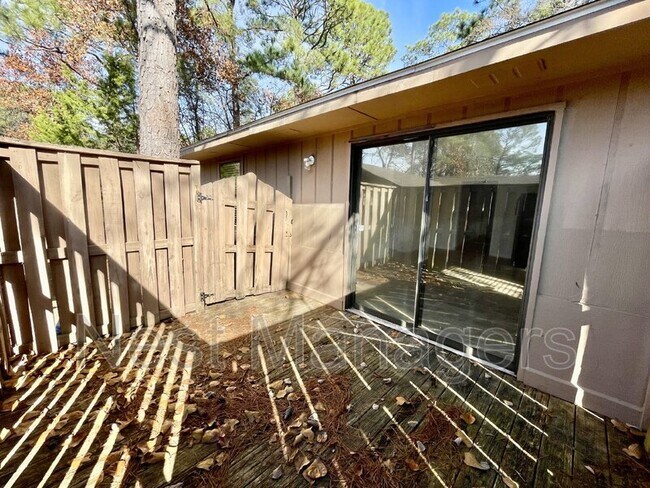 Building Photo - 754 Hedgelawn Way