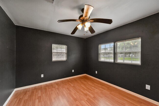 Building Photo - 214 Schilling Ave