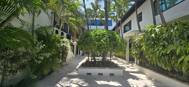 Building Photo - 122 Peruvian Ave